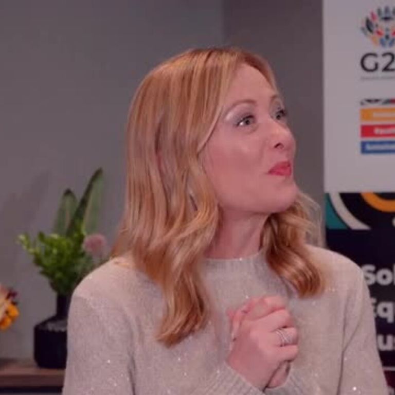 Meloni a punto stampa a G20 scherza coi cronisti: Questo vale come conferenza o dovete stare seduti?