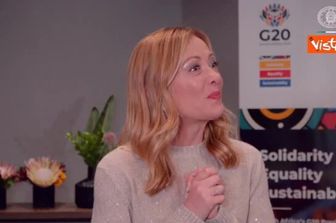 Meloni a punto stampa a G20 scherza coi cronisti: Questo vale come conferenza o dovete stare seduti?