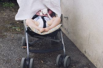Una bambina su un passeggino