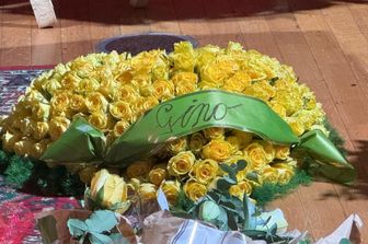 L'ultimo saluto ad Ornella Vanoni, un cuore di rose gialle da Gino Paol