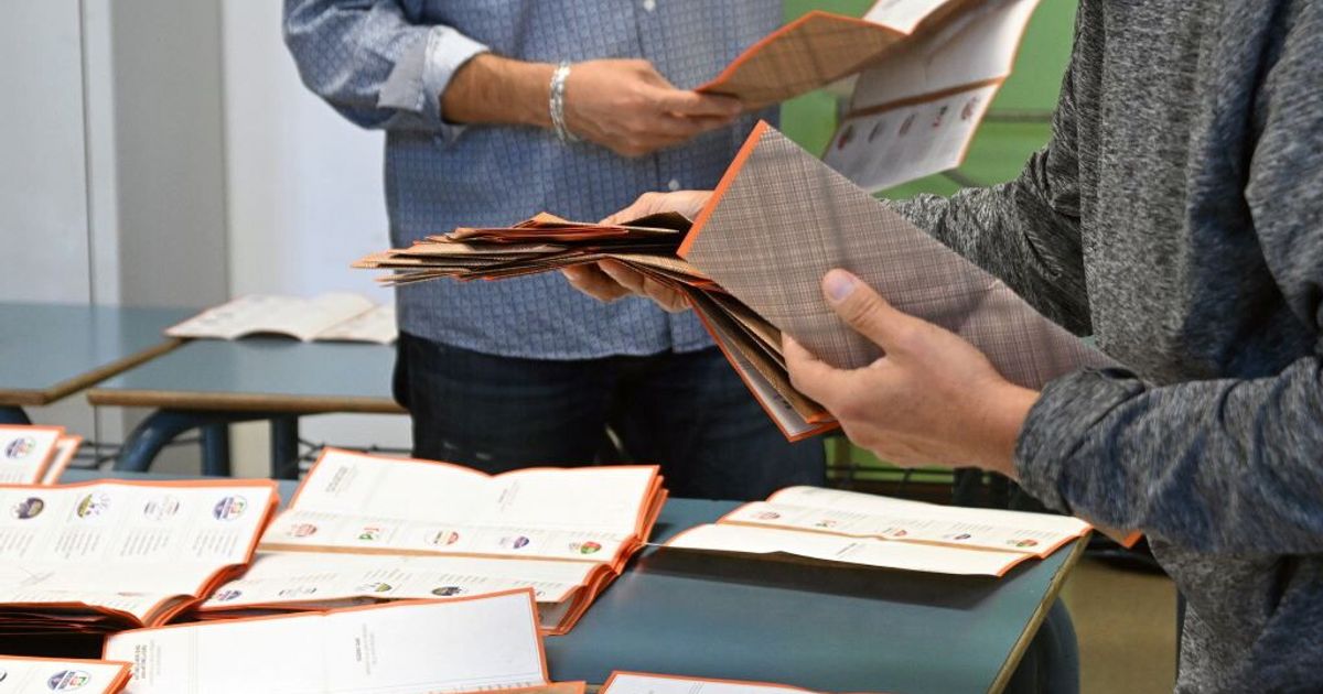 Urne chiuse in Campania, Veneto e Puglia. Exit poll Opinio Rai: in testa Fico 56,5  60,5%;...