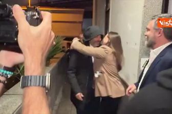 Abbracci per Conte e Fico all'arrivo al comitato elettorale a Napoli