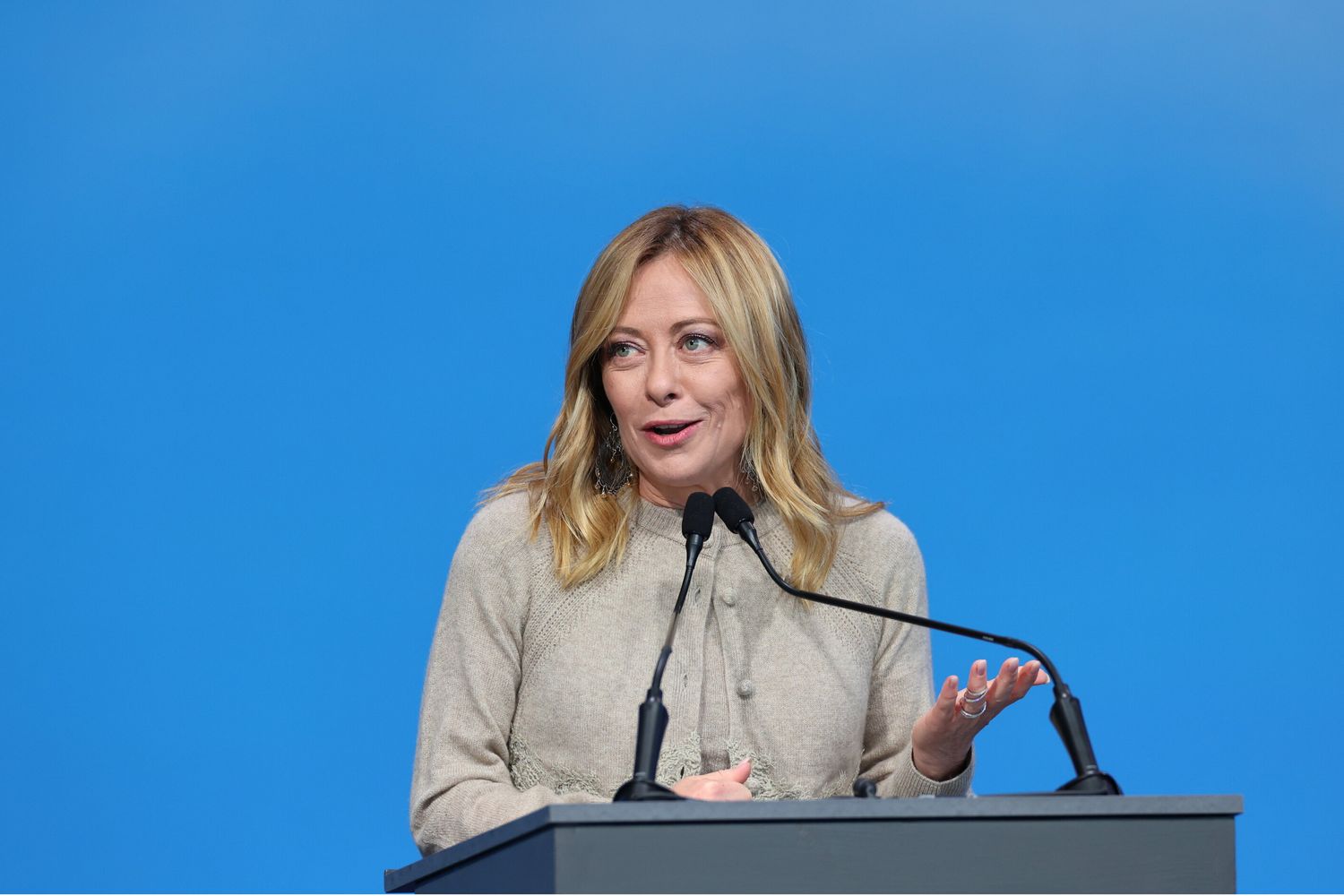 Meloni: "Costruiamo un'Italia in cui una donna non sia più sola"