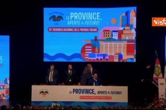 Standing ovation per Mattarella all'Assemblea Nazionale delle Province d’Italia a Lecce
