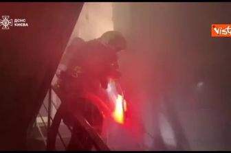 Attacco a Kiev, edifici sventrati e vittime civili. La popolazione costretta nei rifugi