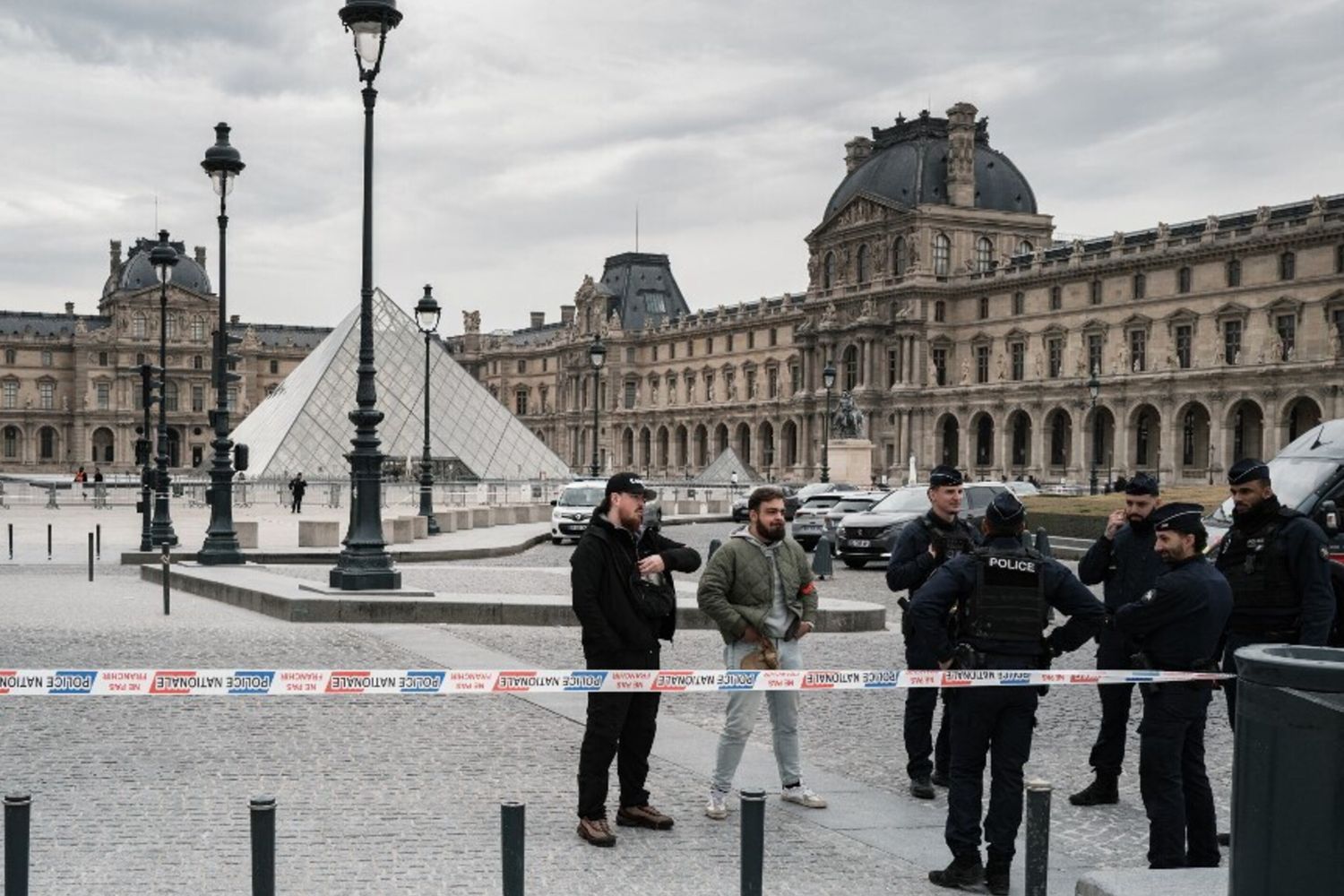 Investigatori al Louvre
