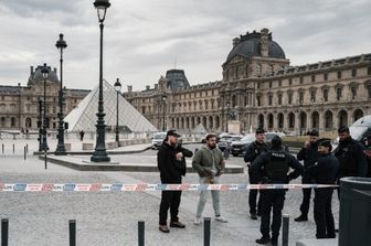 Investigatori al Louvre
