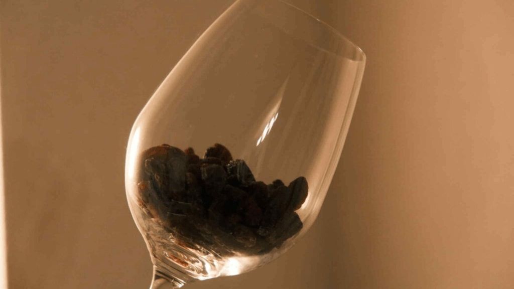 L’uvetta essiccata al sole e messa in ammollo in acqua fermenterà naturalmente trasformandosi in vino