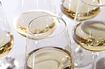 bicchieri di vino bianco - consorziolugana