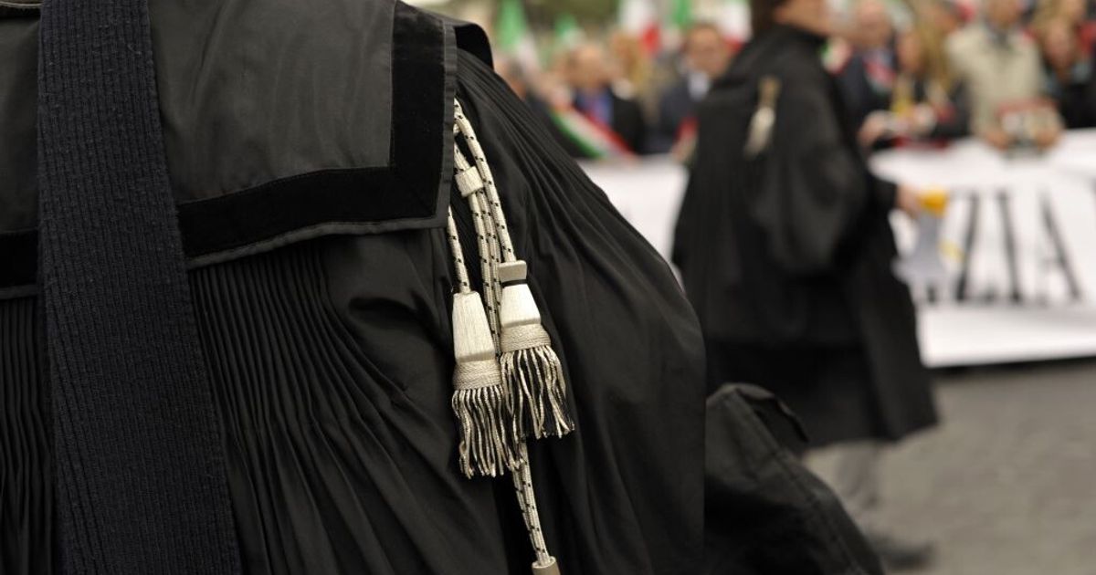 troppe pressioni l avvocato della famiglia che vive nel bosco rinuncia all incarico