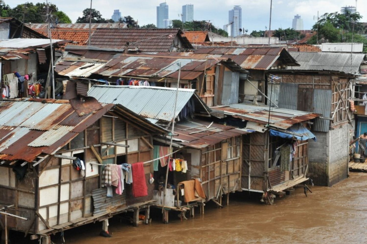 Giacarta città più popolosa al mondo baraccopoli