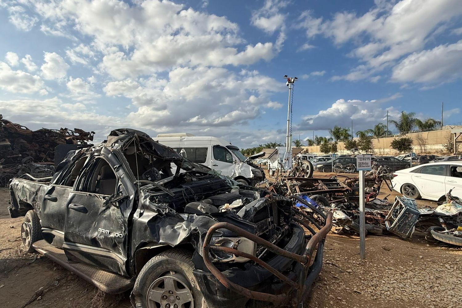 Il "cimitero delle auto" di Israele: un muro di veicoli per ricordare il 7 ottobre
