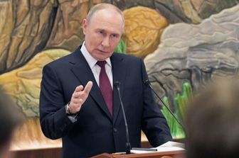 Putin: "Pronti a lavorare seriamente sul piano di pace Usa ma Kiev lasci il Donbass"