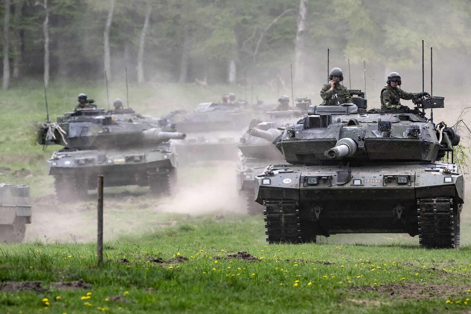 Carri armarti Leopard durante un'esercitazione