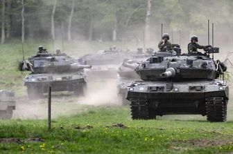 Carri armarti Leopard durante un'esercitazione