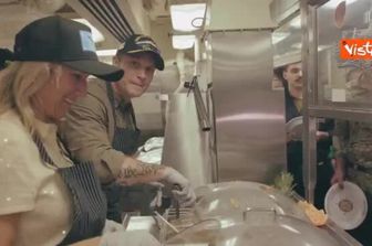 Segretario alla guerra Pete Hegseth con la moglie serve la cena del Ringraziamento alle truppe Usa