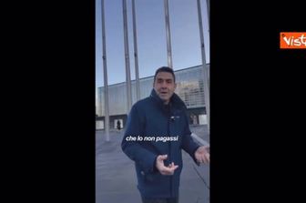 Vannacci: "Report ossessionato da me. Ho una notizia, mi lavo i denti". E mostra lo spazzolini