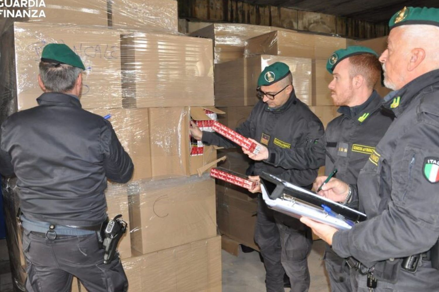 L'operazione della guardia di finanza contro il traffico illegale di sigarette