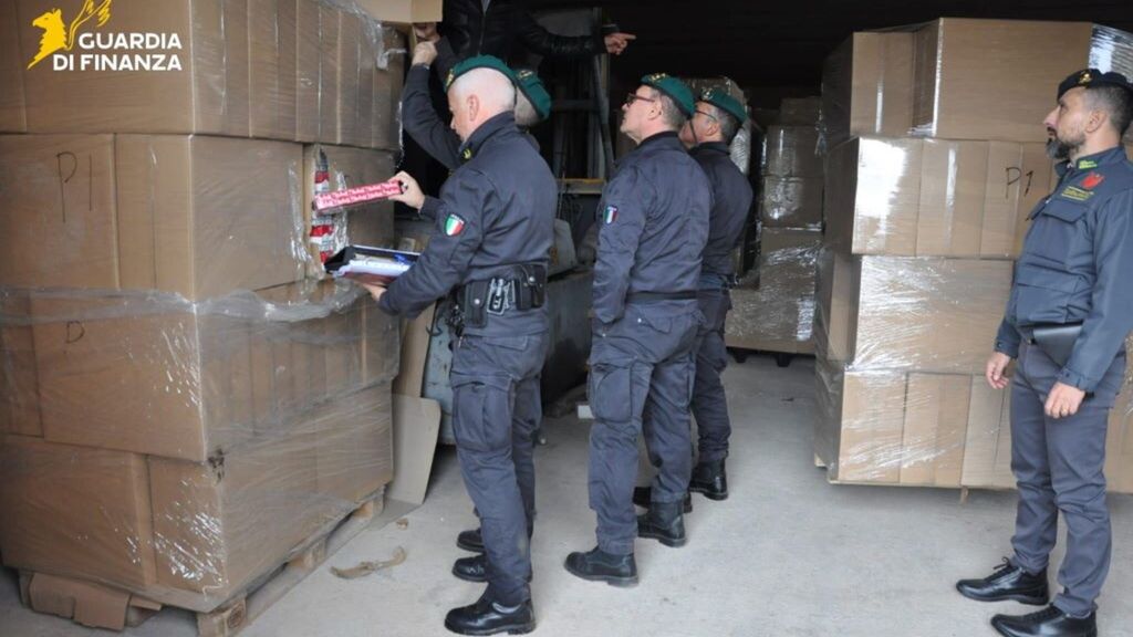 L'operazione della guardia di finanza contro il traffico illegale di sigarette