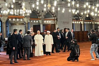 Papa Leone entra scalzo nella Moschea Blu [VIDEO]