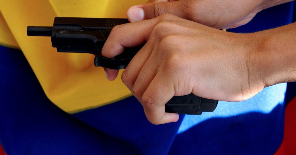 minaccia i compagni di scuola con la pistola giocattolo