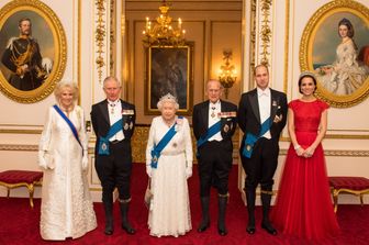 &quot;Lei &egrave; una donna, giusto?&quot;, chiese in Kenya a una donna locale accettando un piccolo dono nel 1984(Foto di famiglia per la Regina Elisabetta con il Principe Filippo, il Principe Carlo con la moglie Camilla e il Principe William con la moglie Kate a Buckingham Palace, Londra, l'8 dicembre 2016 - Afp)&nbsp;