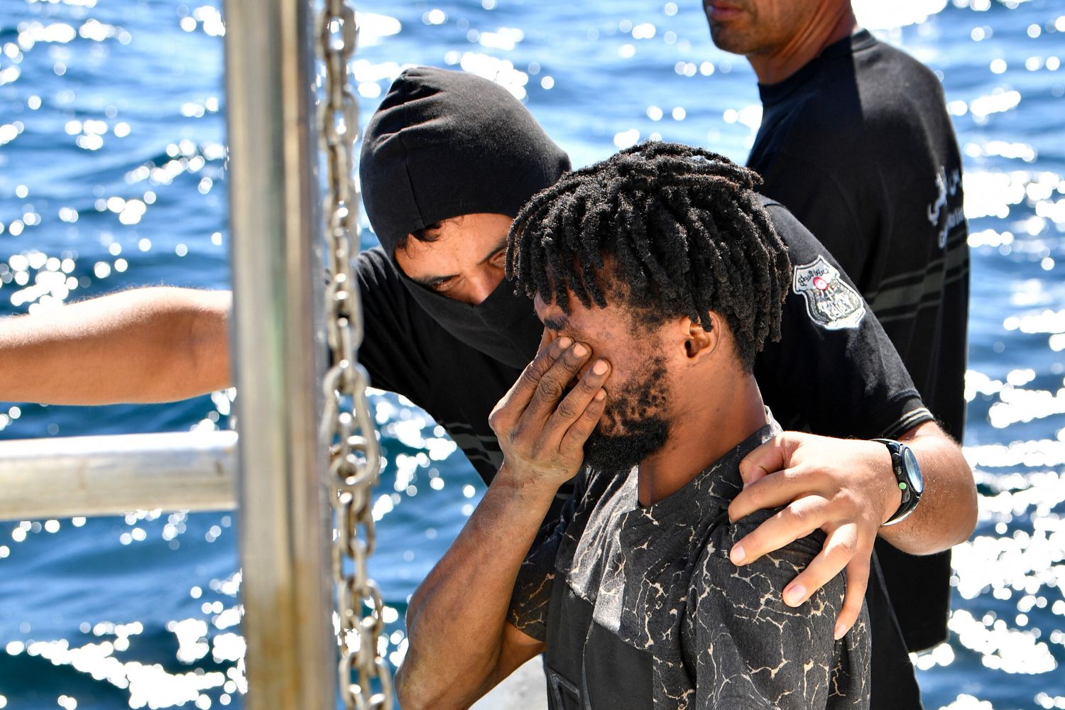 Un migrante soccorso dalla Guardia Costiera