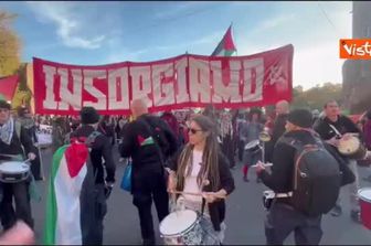 "Insorgiamo", lo striscione e la musica dei tamburi al corteo pro Palestina a Roma
