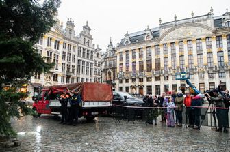 Bruxelles, rubata la testa del Bambino Gesù nel presepe della Grand-Place