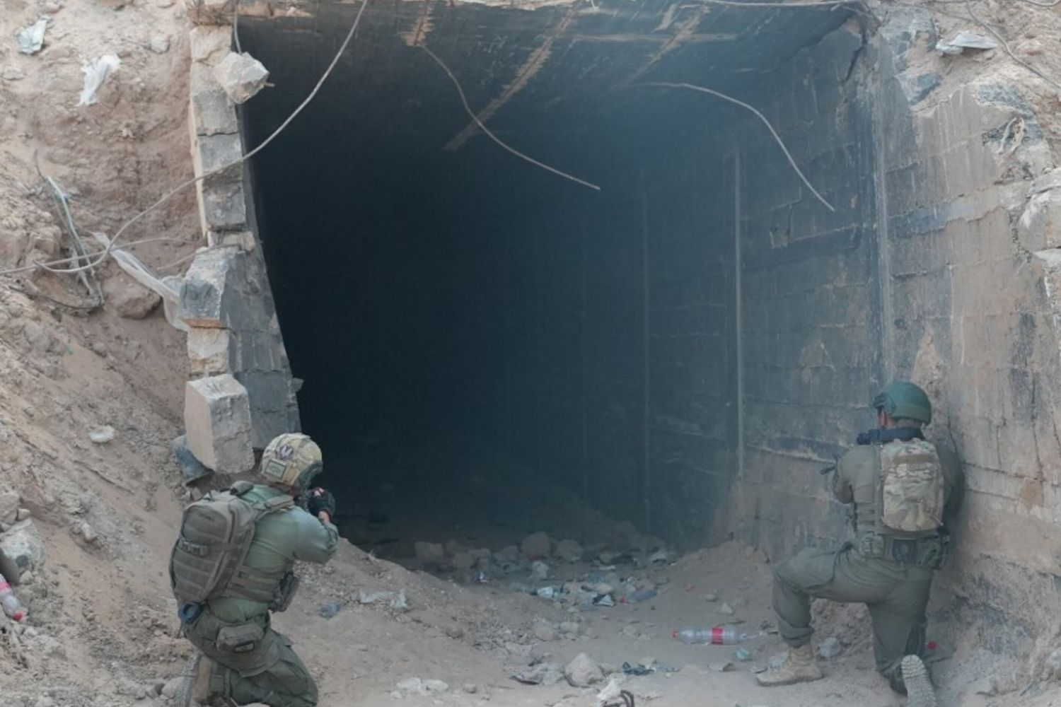 Soldati israeliani all'ingresso di un tunnel a Rafah, nella Striscia di Gaza