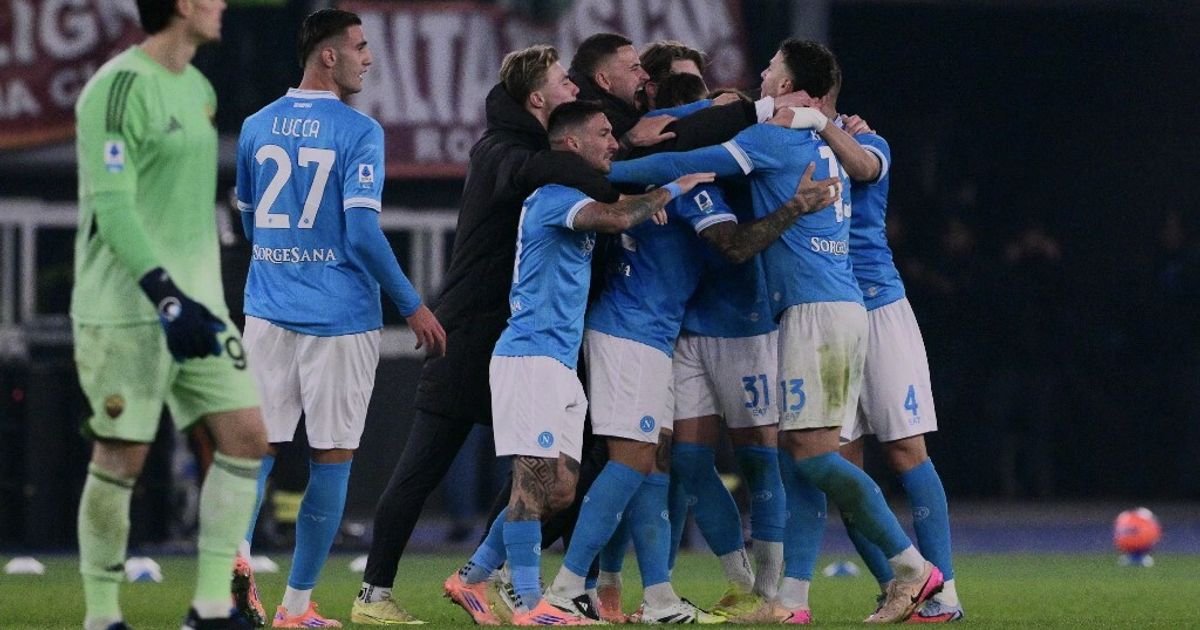 Il Napoli batte la Roma in casa e torna in vetta