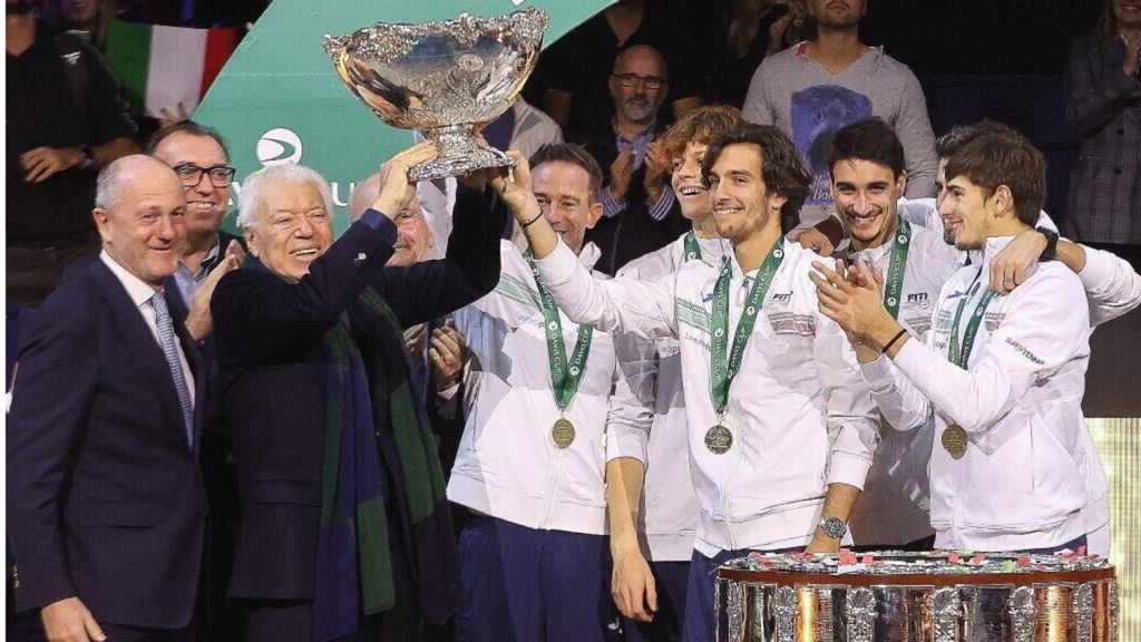 Nicola Pietrangeli festeggia con gli azzurri il successo dell'Italia in Coppa Davis 2024