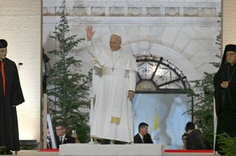 Papa Leone: "Il mondo teme il Medio Oriente". E dal Libano manda un messaggio ai giovani: "Cambiate la storia"