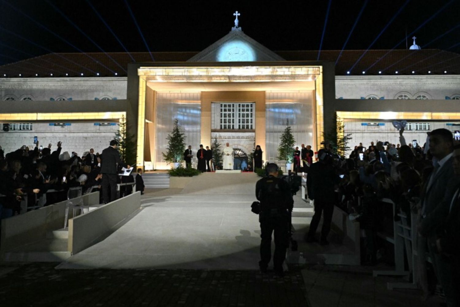 Voci dal confine: il grido dei cristiani perseguitati e la speranza accesa dalla visita del Papa