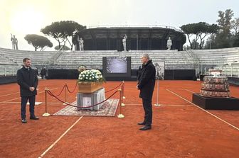 L'ultimo saluto a Nicola Pietrangeli nel suo stadio. E, accanto, la Coppa Davis 1976
