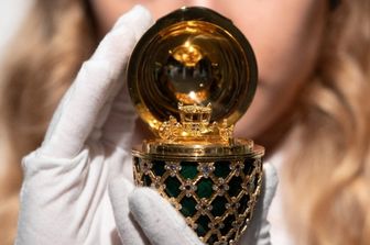 una replica dell'uovo Fabergé del film "Octopussy"