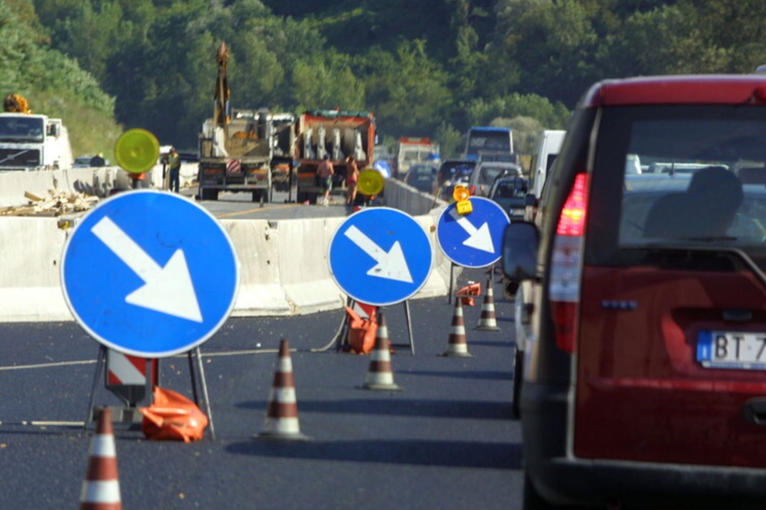 I cantieri in autostrada causano restringimenti e code