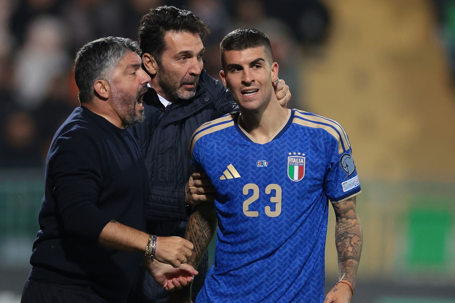 Mancini festeggia con il ct Gattuso e il capo delegazione Buffon il gol alla Moldavia