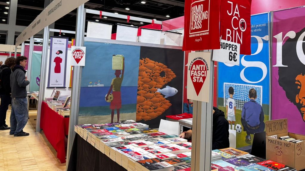 Cartelli che rivendicano il valore dell'antifascismo in molti stand a 'Più libri più liberi'