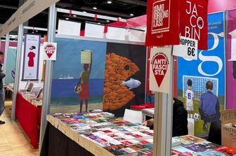 Cartelli che rivendicano il valore dell'antifascismo in molti stand a 'Più libri più liberi'