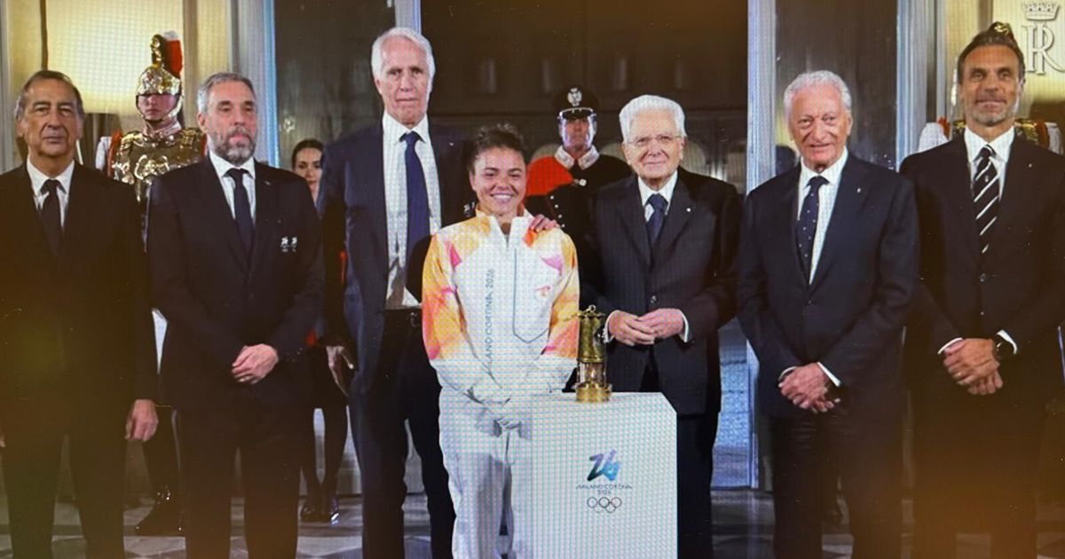 La fiamma olimpica consegnata a Mattarella. Per una notte resterà al Quirinale [VIDEO]