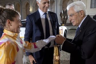 La fiamma olimpica consegnata a Mattarella. Per una notte resterà al Quirinale [VIDEO]