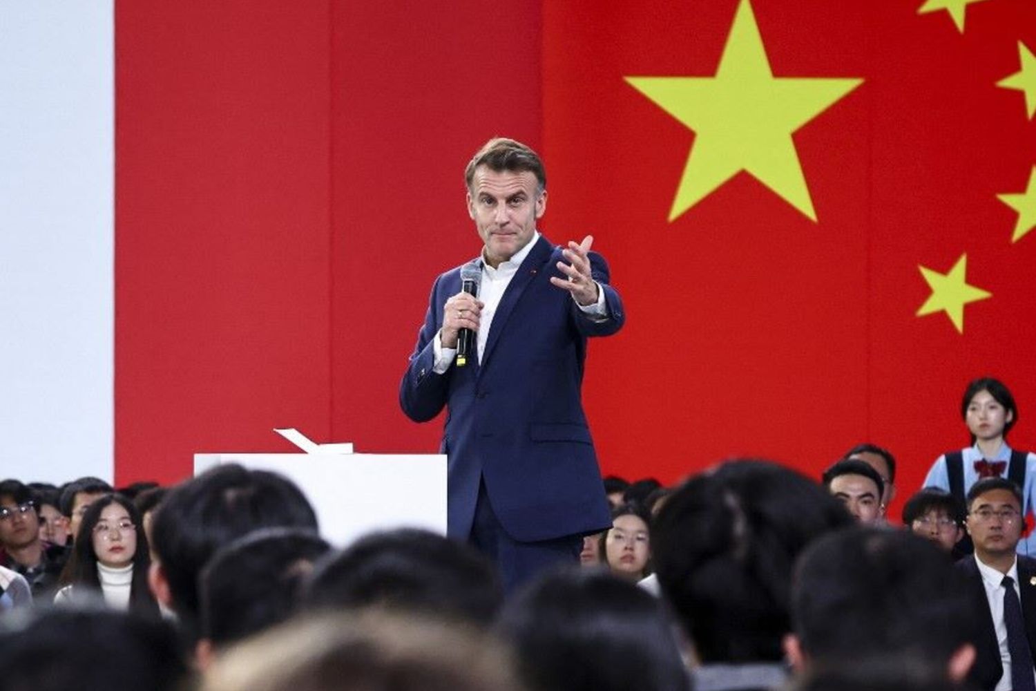 Macron parla all'Università del Sichuan durante un incontro con gli studenti a Chengdu