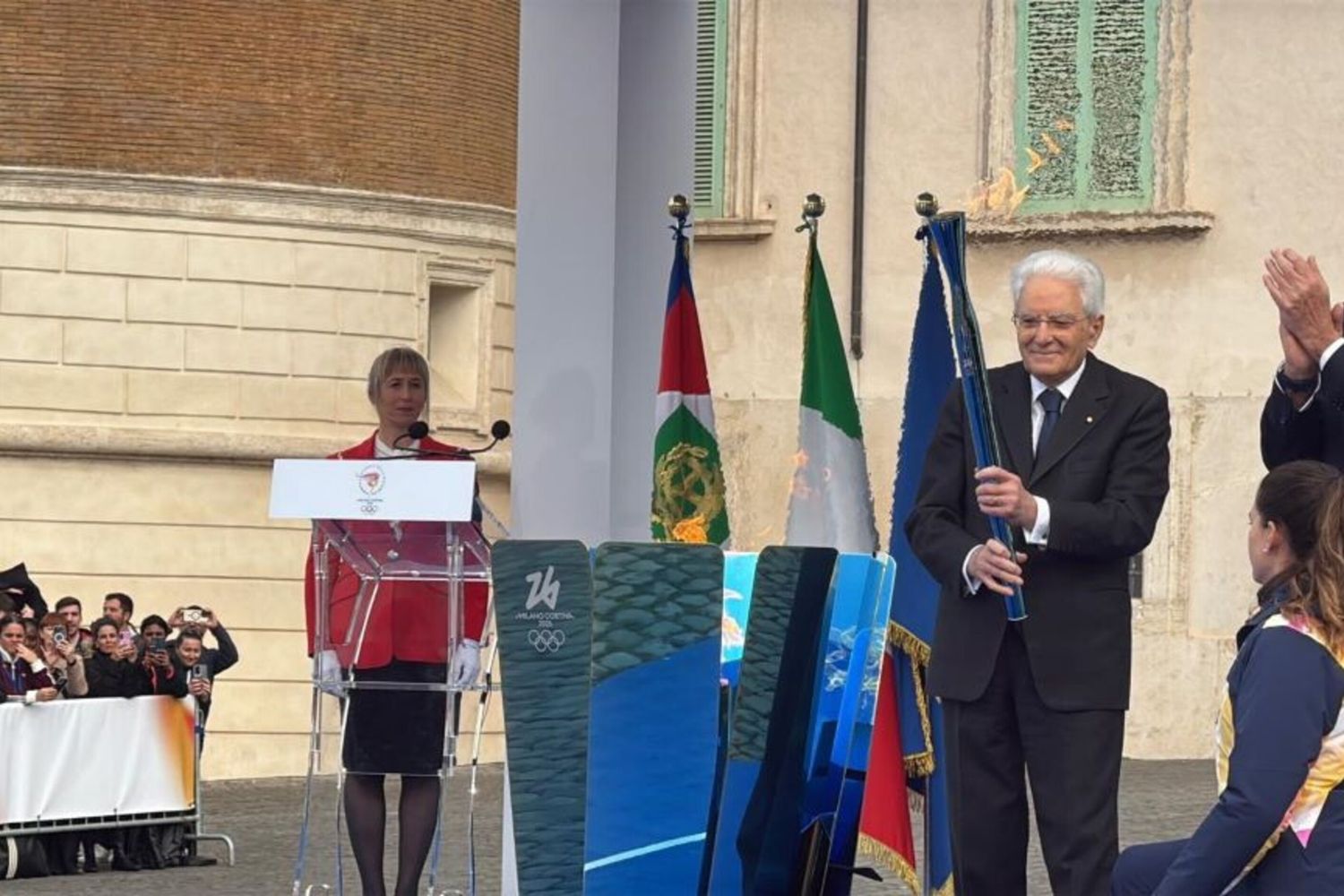 Mattarella mentre accende il braciere della fiamma olimpica