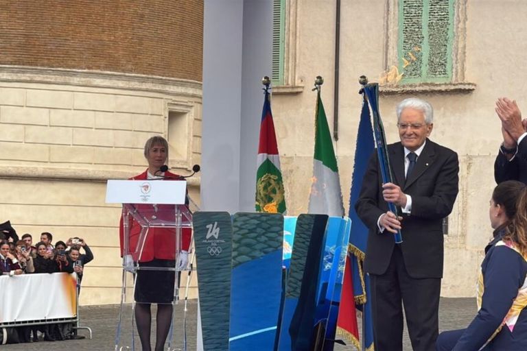 Mattarella mentre accende il braciere della fiamma olimpica
