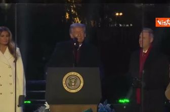 Trump e Melania accendono l'albero di Natale di Washington