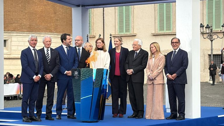 L'accensione della fiamma olimpica al Quirinale e il sorvolo delle Frecce Tricolori