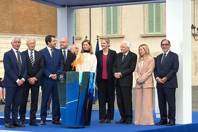 L'accensione della fiamma olimpica al Quirinale e il sorvolo delle Frecce Tricolori