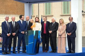 L'accensione della fiamma olimpica al Quirinale e il sorvolo delle Frecce Tricolori