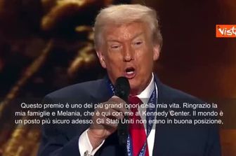 Trump riceve premio Fifa per pace da Infantino: Grande onore, ora il mondo è un posto più sicuro